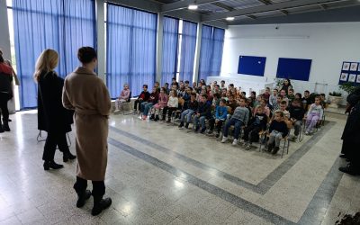 FOTO: U suradnji s Gradskom knjižnicom predstavljena slikovnica “Pravi smisao Božića”